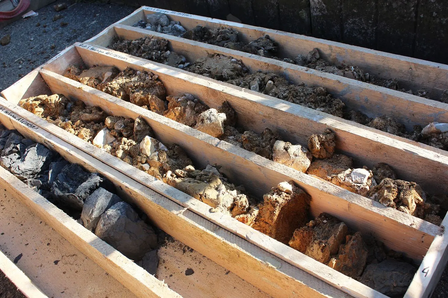 In einem hölzernen Setzkasten sammelten die Arbeiter die verschiedenen Gesteinssorten, die sie gewannen.