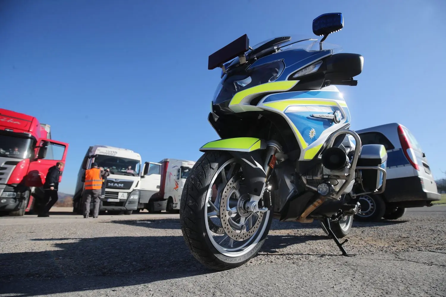 Regelmäßig werden rund um Metzingen Fernfahrer kontrolliert.⇥