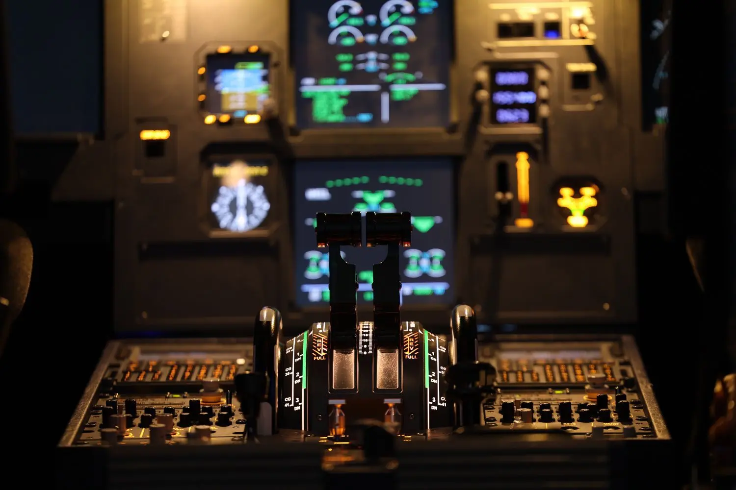 Wer mal selbst einen Airbus fliegen möchte, kann im Simulator Fliegerluft schnuppern.