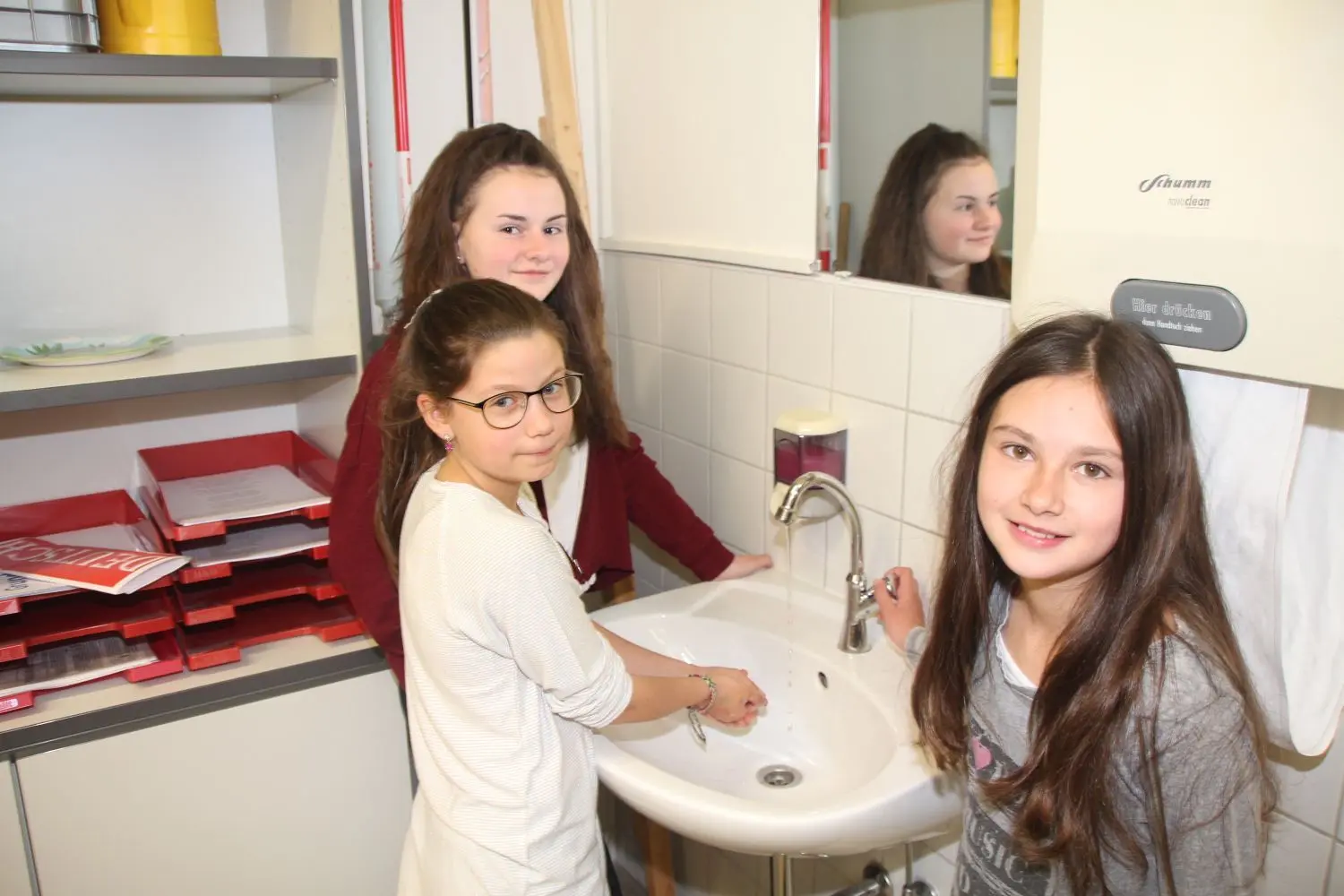 Sämtliche Klassen der Leonhard-Sachs-Schule haben sich am Energiesparprojekt beteiligt. Schülerinnen aus der Klasse 5b achten beim Händewaschen darauf, nicht zu viel Wasser zu verbrauchen.⇥