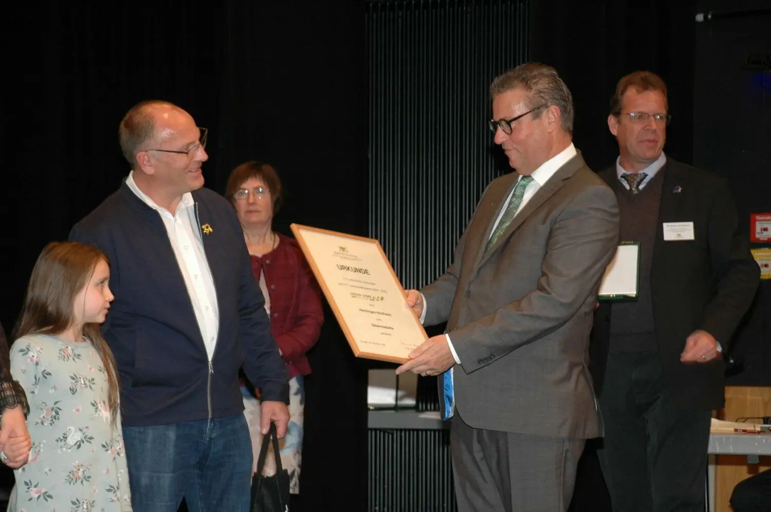 Minister Peter Hauk überreichte Ortsvorsteher Gerd Eberwein Urkunde und Medaille – als Anerkennung für ganz Weilheim. ⇥