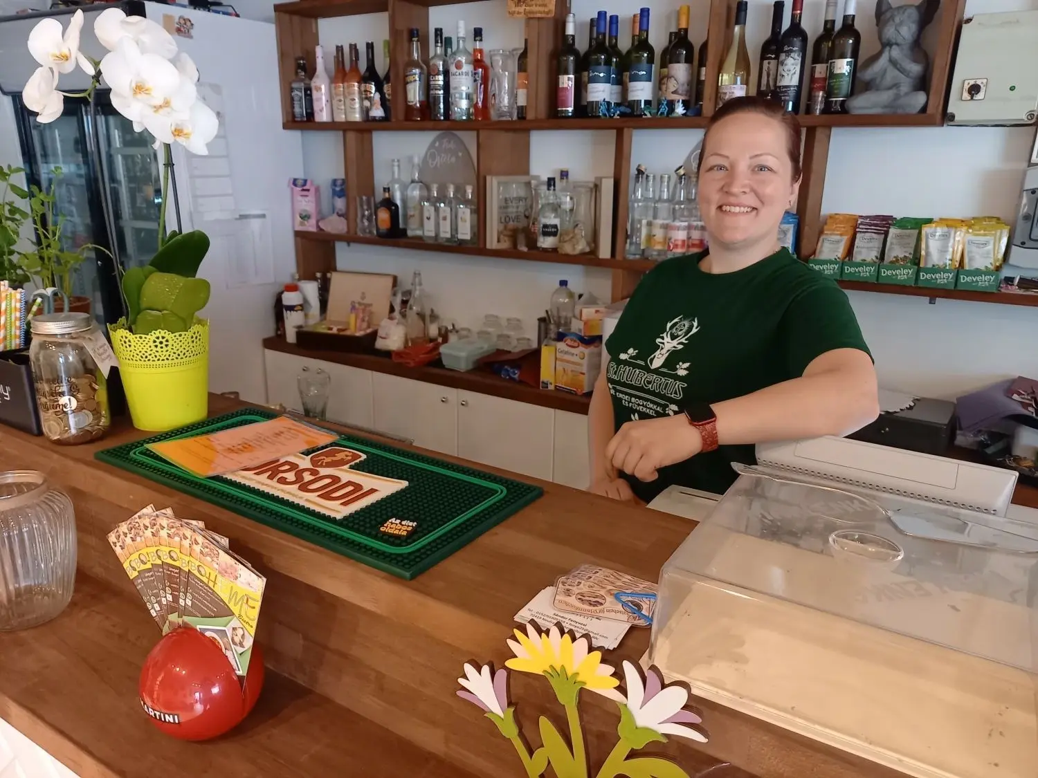 Evelin Kovacs stammt aus Ungarn. In der Haigerlocher Oberstadtstraße, direkt neben dem Bürgerbüro, hat die gelernte Köchin das „Boheme Bistro“ mit ungarischem Shop eröffnet.