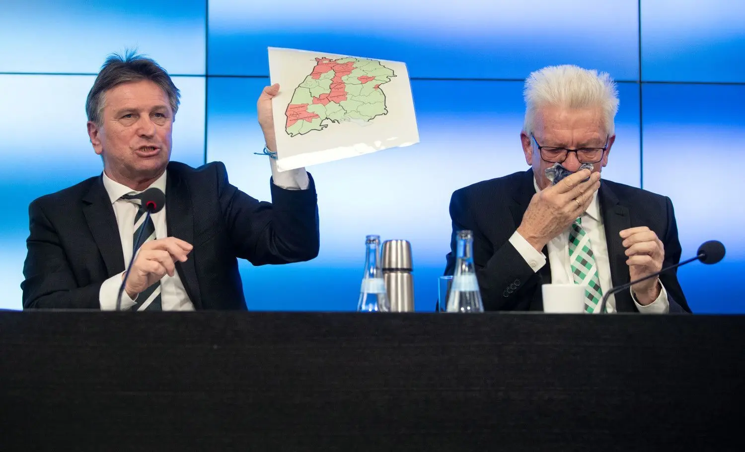 Sozialminister Manfred Lucha (links) und Ministerpräsident Winfried Kretschmann informieren über den aktuellen Stand zum Coronavirus in Baden-Württemberg.