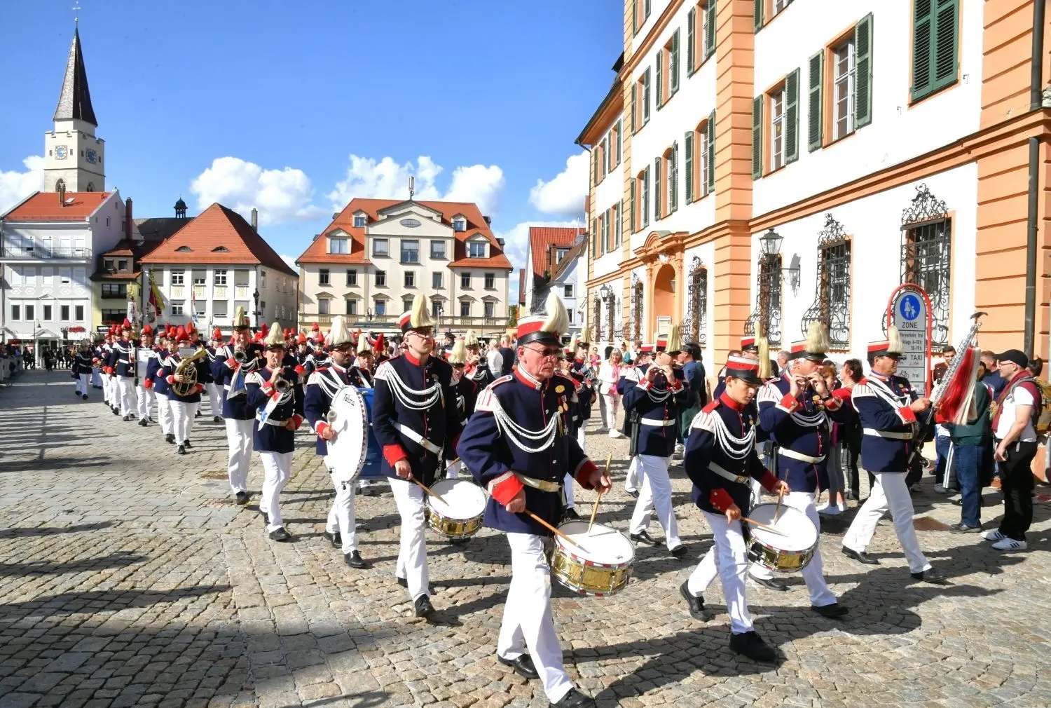 Musikkappellen aus Ehingen, historische Bürgerwachen und Milizen aus 48 Orten in Baden-Württemberg und rund 2000 Teilnehmer "im bunten Rock" waren am Sonntag zu Gast in Ehingen.