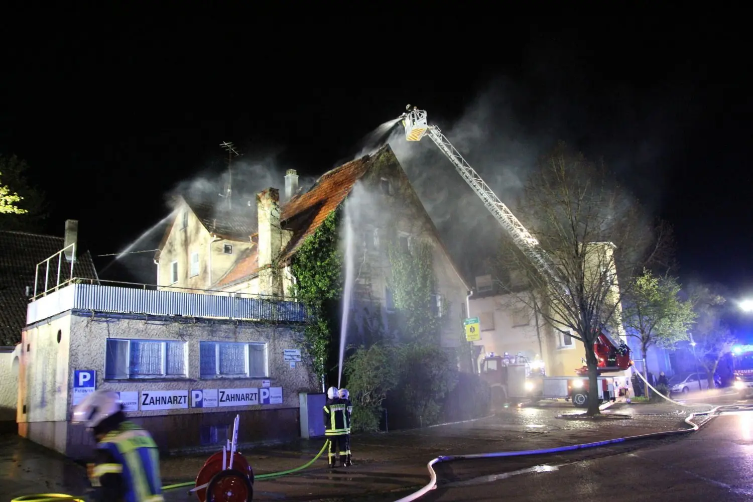 In der Brunnengasse in Schrozberg hat ein Dachstuhl gebrannt.