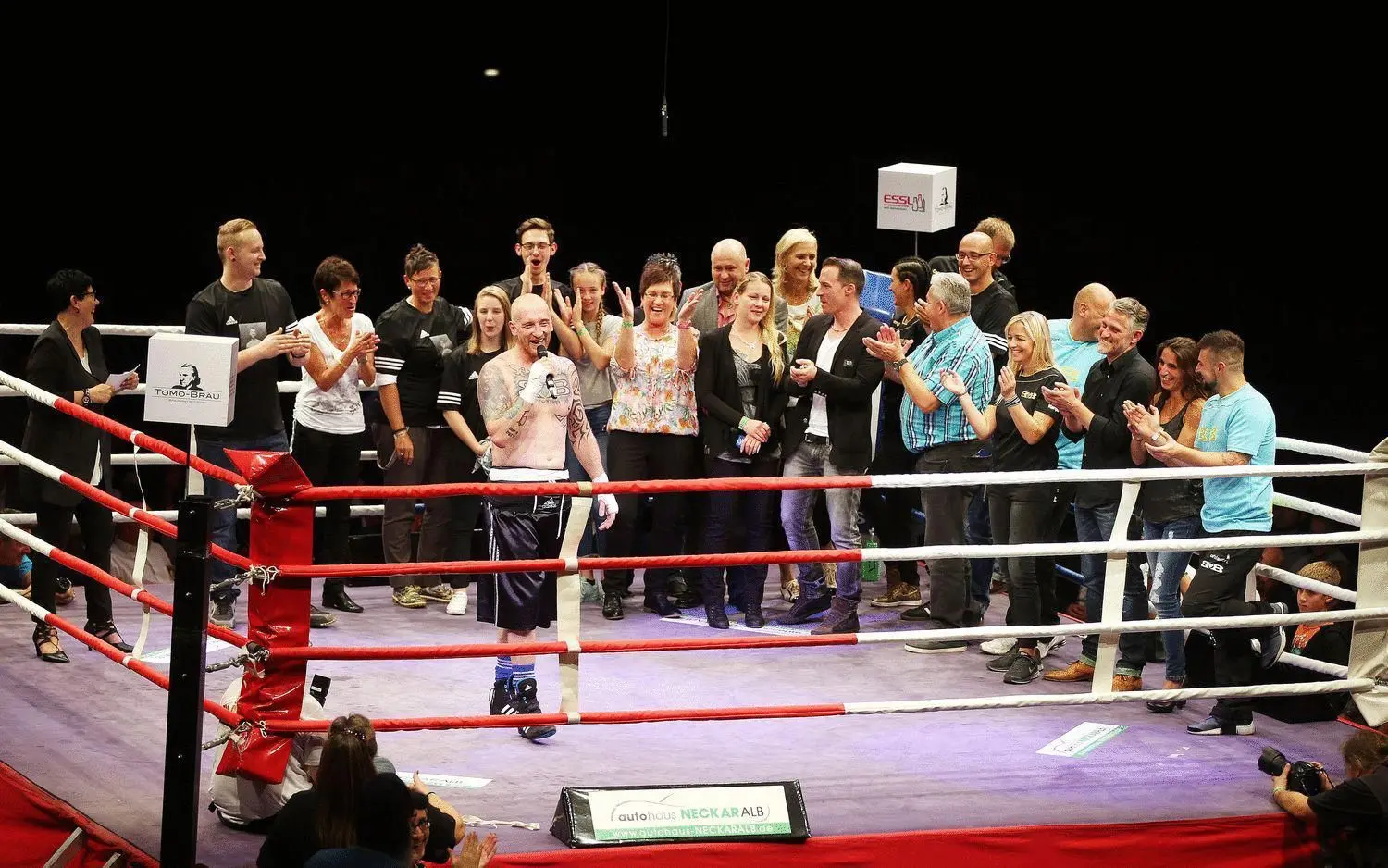 Beifall zum Abschied: Nach dem Kampf holte der scheidende Björn Blaschke seine Weggefährten in den Ring und bedankte sich bei jedem Einzelnen für die gemeinsame Zeit.