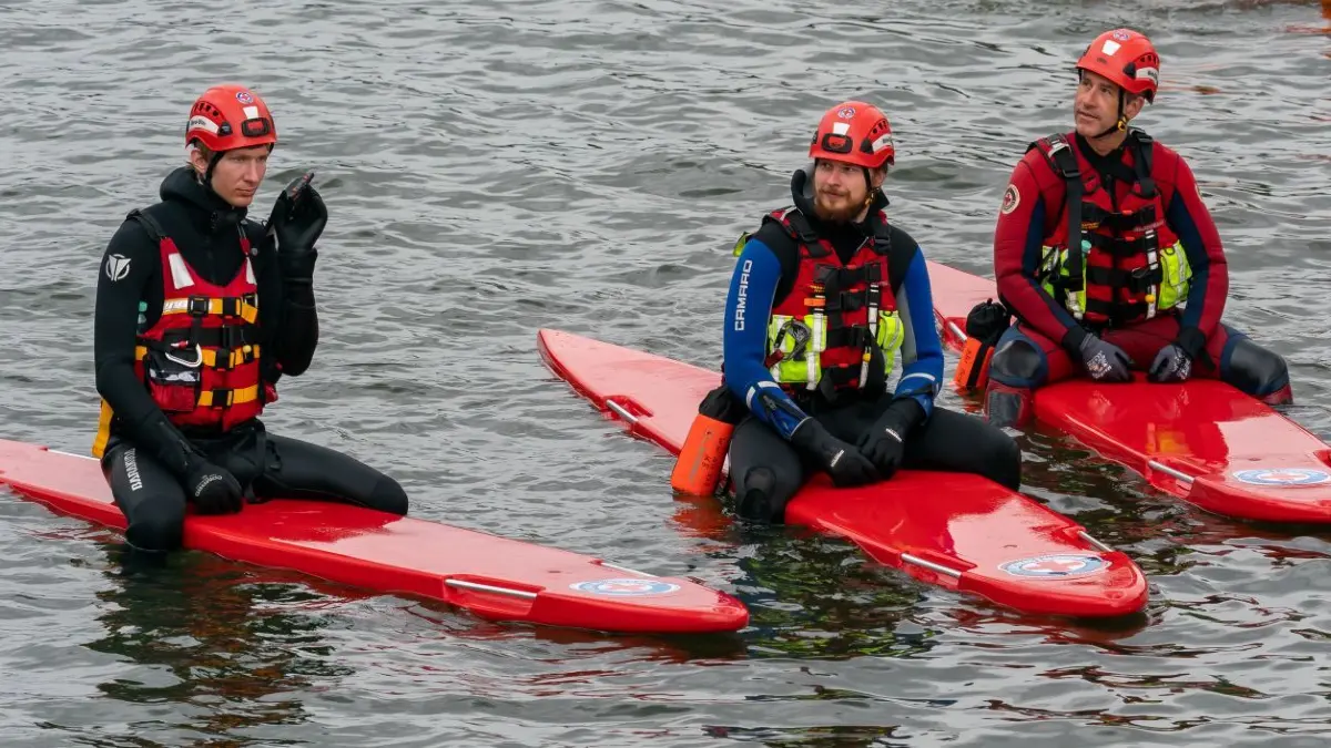 Paul Wolf (ganz links) von der Neu-Ulmer Wasserwacht zog am Montag mit seinem Team eine Beinahe-Ertrunkene aus der Donau. Es war nicht der einzige Vorfall beim traditionellen Wasserumzug. ⇥
2023 Nabada