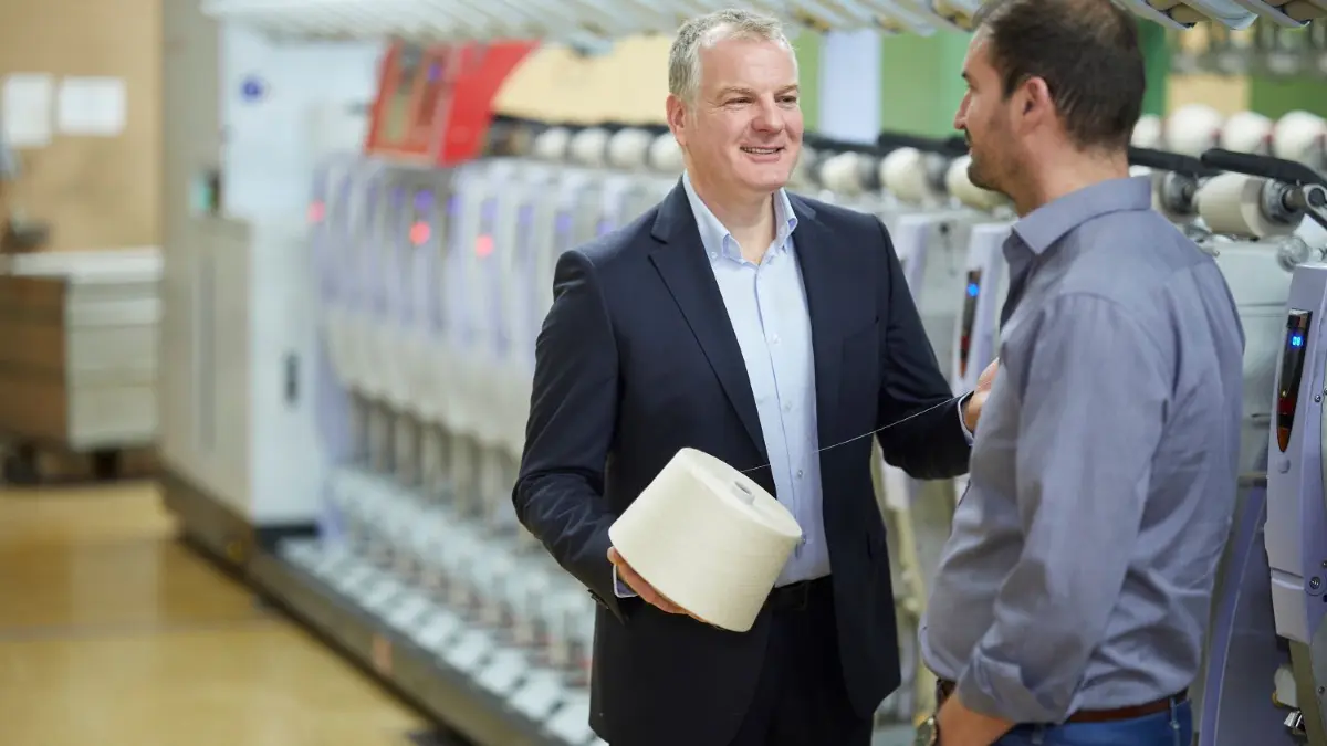 Geschäftsführer Andreas Merkle (links) hat ehrgeizige Ziele. Bis 2035 soll die Spinnerei klimaneutral produzieren.