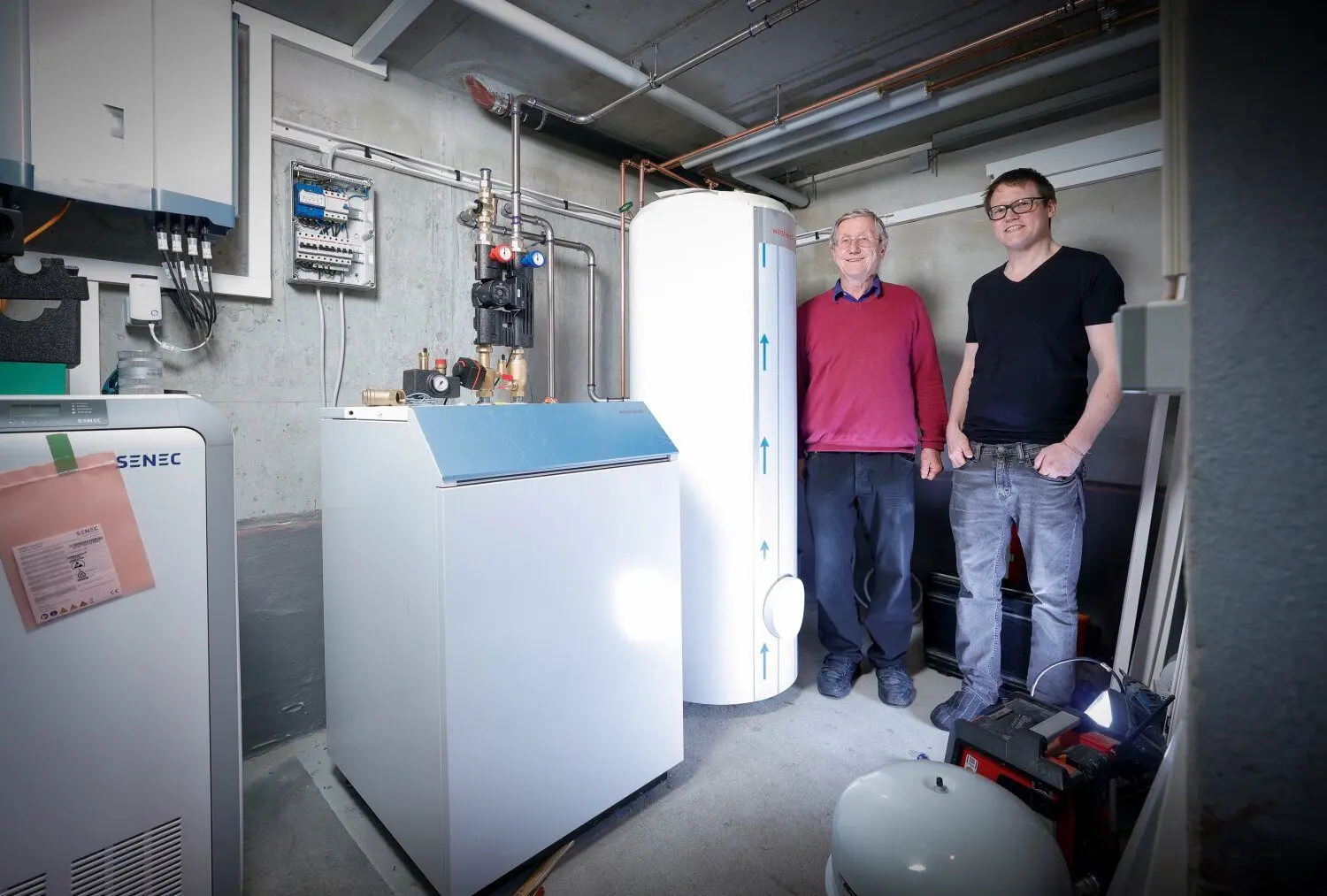 Wie die Energiewende (nicht) gelingt: Jakob Fetzer (links) und sein Sohn Thiemo im Keller des Einfamilienhauses in Lehr. Der Rentner beschäftigt sich seit Jahren mit der Frage, was der beste Ersatz für seine Ölheizung ist. Der Sohn befasst sich als Ökonomieprofessor in Großbritannien unter anderem mit der Energiewende.