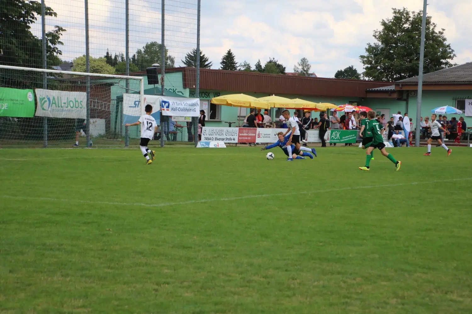 Gastgeber VfR Altenmünster (in Grün und Blau) wurde Letzter. Das Spiel um Platz 13 gewann Sandhausen (in Weiß) 3:0.