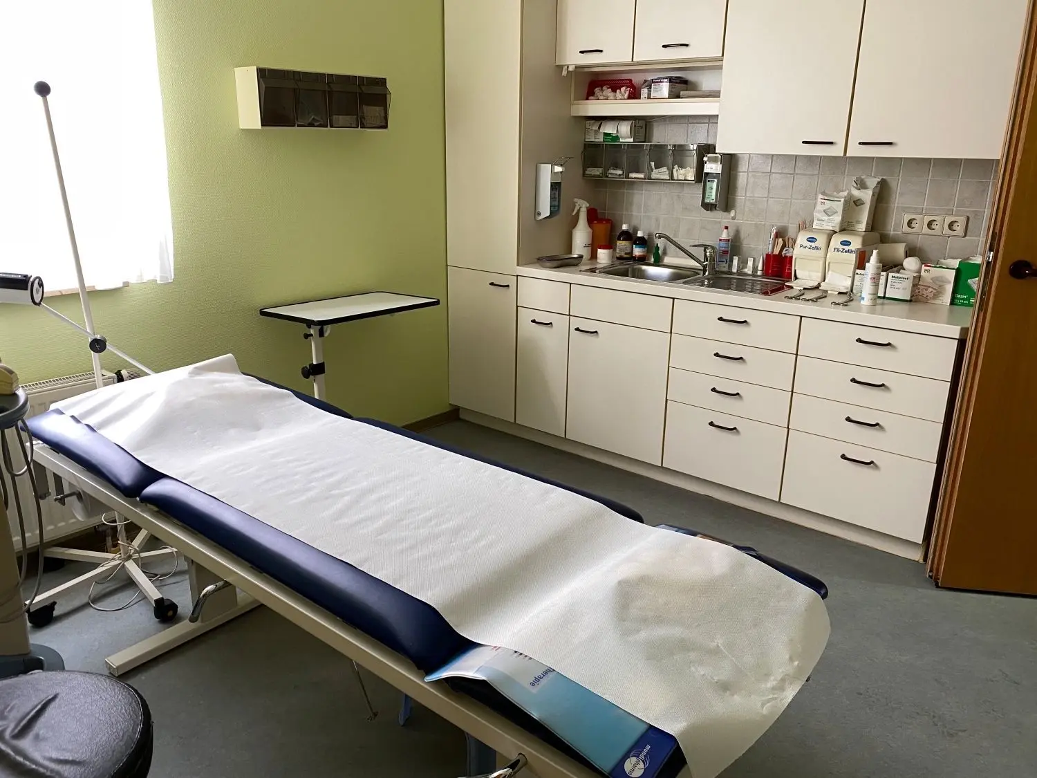 Vier Behandlungsräume, ein Funktionsraum, Empfangstresen, Wartezimmer, EDV-Ausstattung: Die Hausarztpraxis am Berliner Platz im Stadtteil Kreuzberg läuft gut.