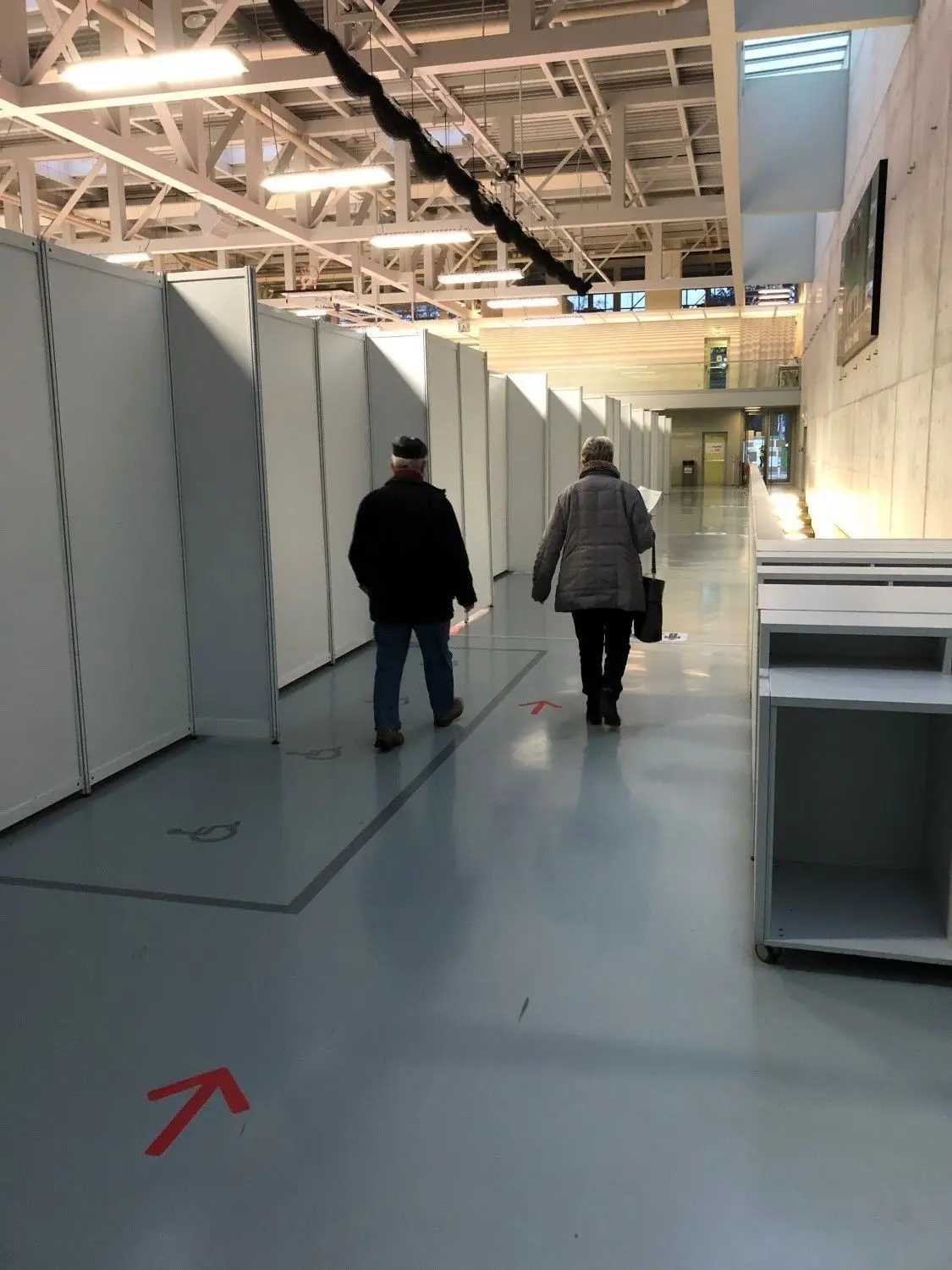 Gut zu Fuß sollten die „Impflinge“ sein: Rund zweimal geht es auf zwei Stockwerken durch die Sporthalle.
