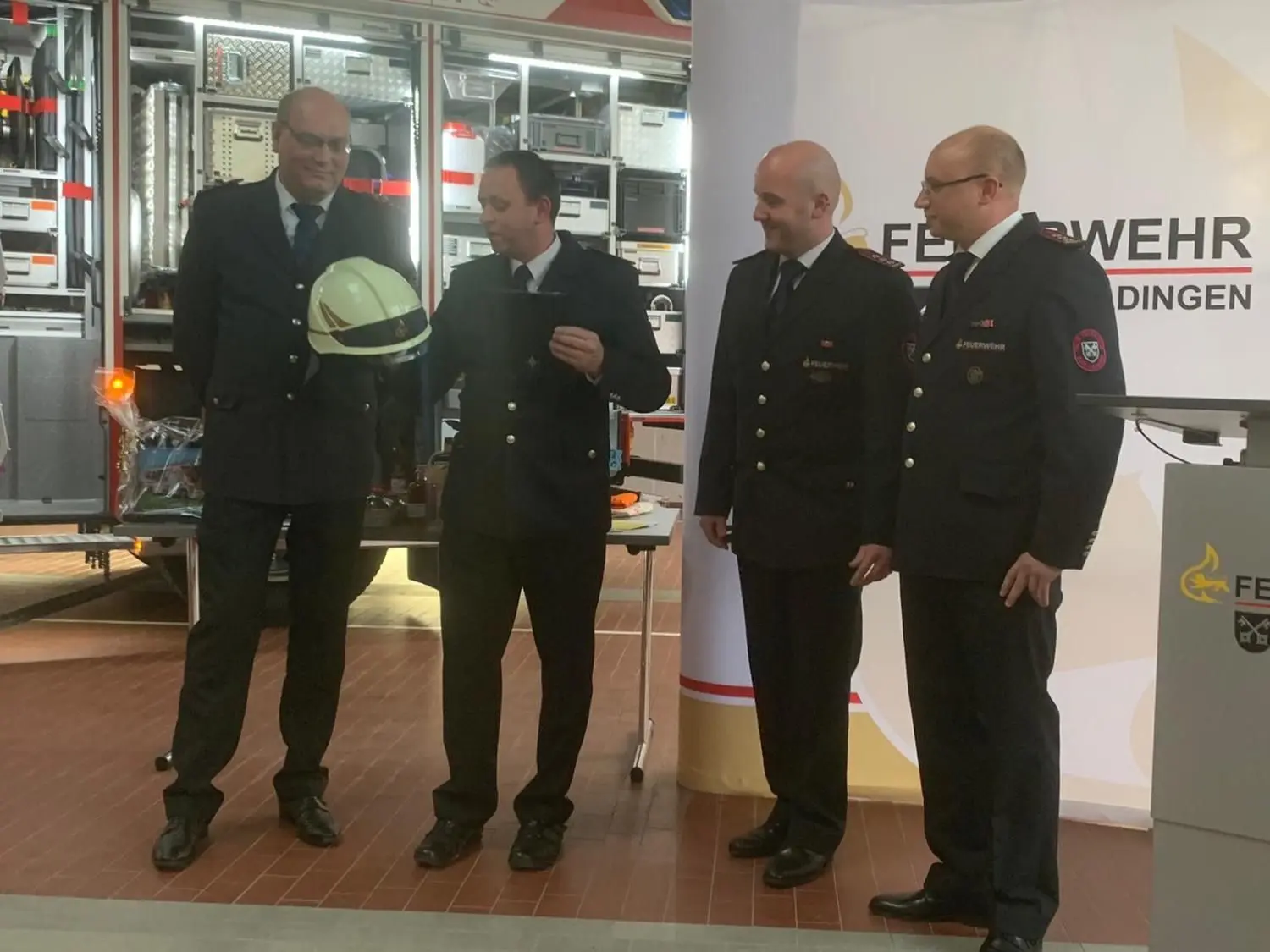 Unter den vielen persönlichen Geschenken erhielt Ilija Pilic (l.) einen Helm mit goldenem Schriftzug: „El Comandante“. Mit auf dem Bild Gerätewart Michael Kehrer, Sebastian Vosseler, Stellvertretender Abteilungskommandant Burladingen, und Manuel Kehrer, Abteilungschef der Kernstadtwehr.  ⇥