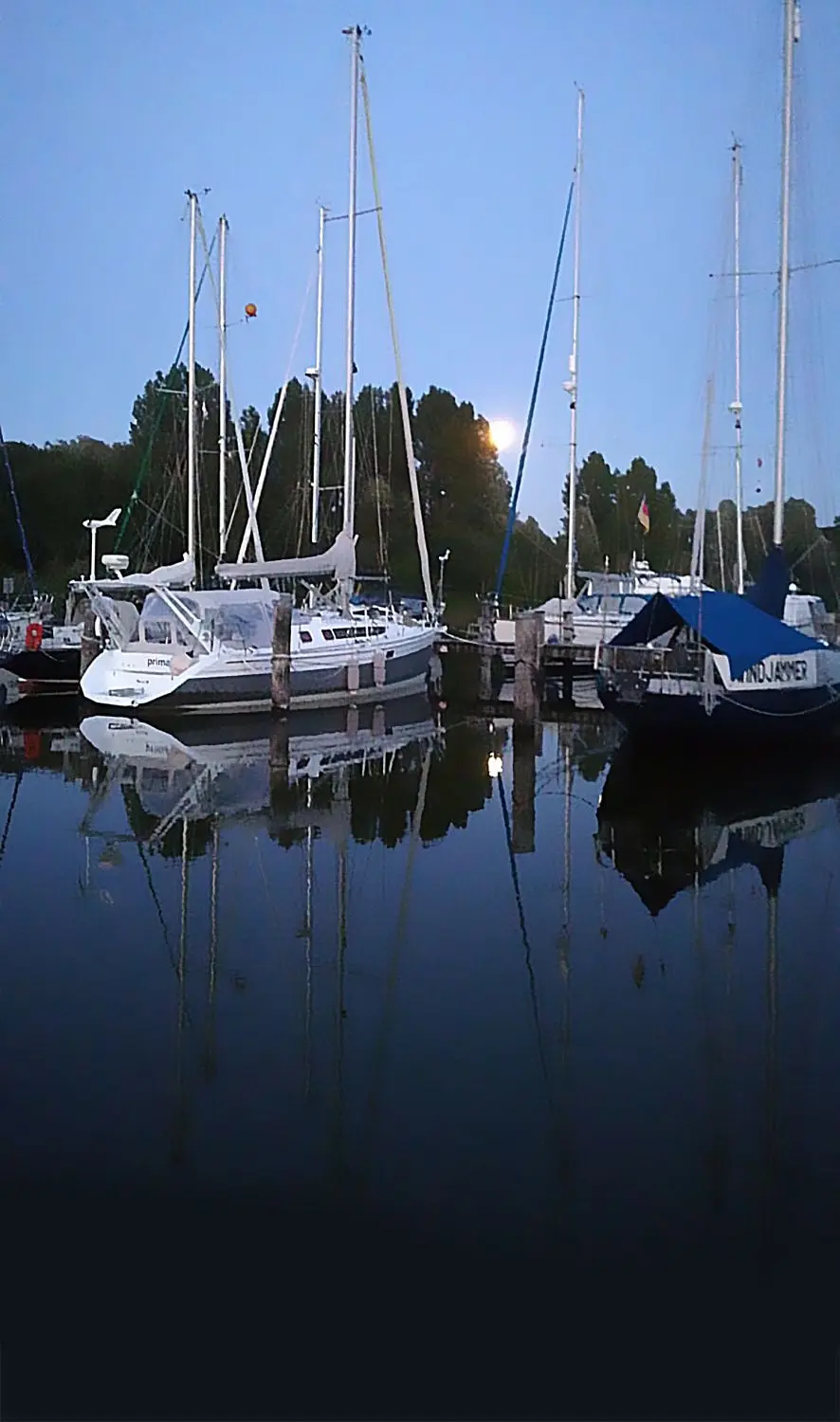Die Calypso II im Hafen bei Mondschein (rechts). Nur noch der Kasko – der Stahlrahmen war vom originalen Boot übrig geblieben. 600 Euro hat er gekostet.⇥