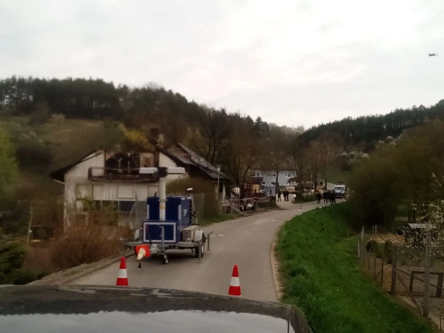 Donnerstag in Boxberg-Bobstadt: Ermittler suchen den Tatort mit einer Drohne ab. Bei einem Einsatz gegen mutmaßliche „Reichsbürger“ war am Mittwoch ein Polizeibeamter angeschossen worden.