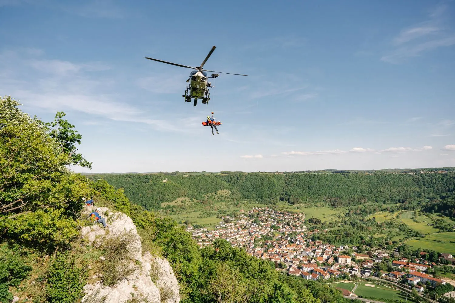 Die Rettung einer Frau nach einem Sturz am Jungfraufelsen oberhalb von Bad Überkingen erfolgte mithilfe eines Helikopters.