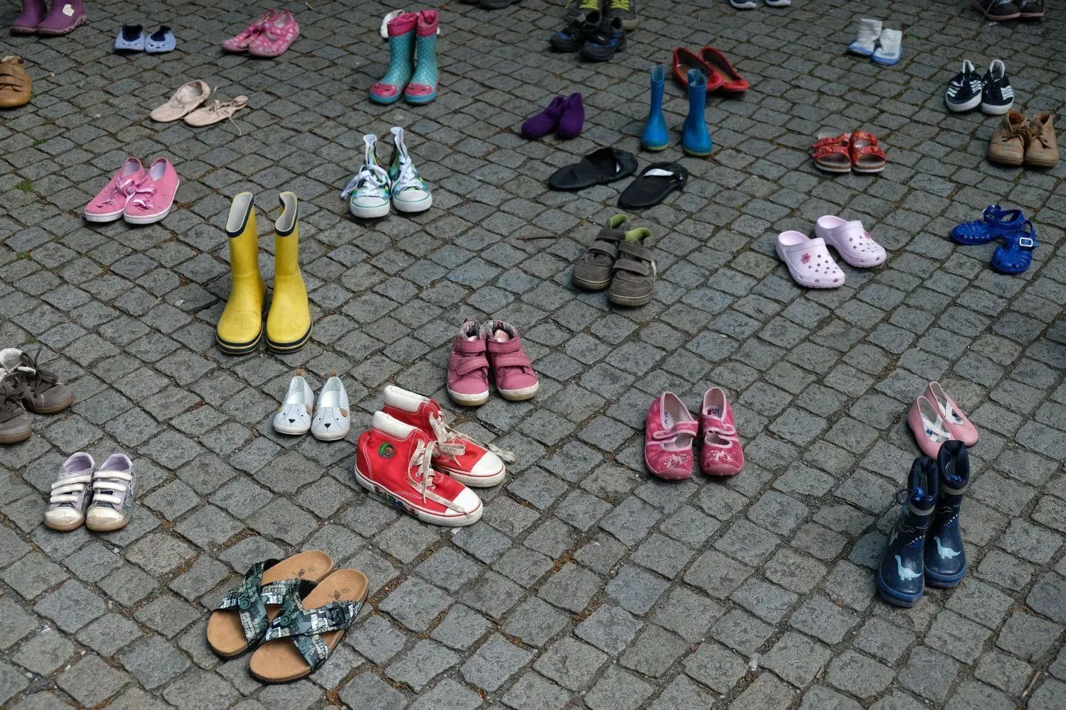 Schuhe von Kindern symbolisieren die Opfer von sexuellem Missbrauch, hier bei einer Protestaktion in Hannover. 