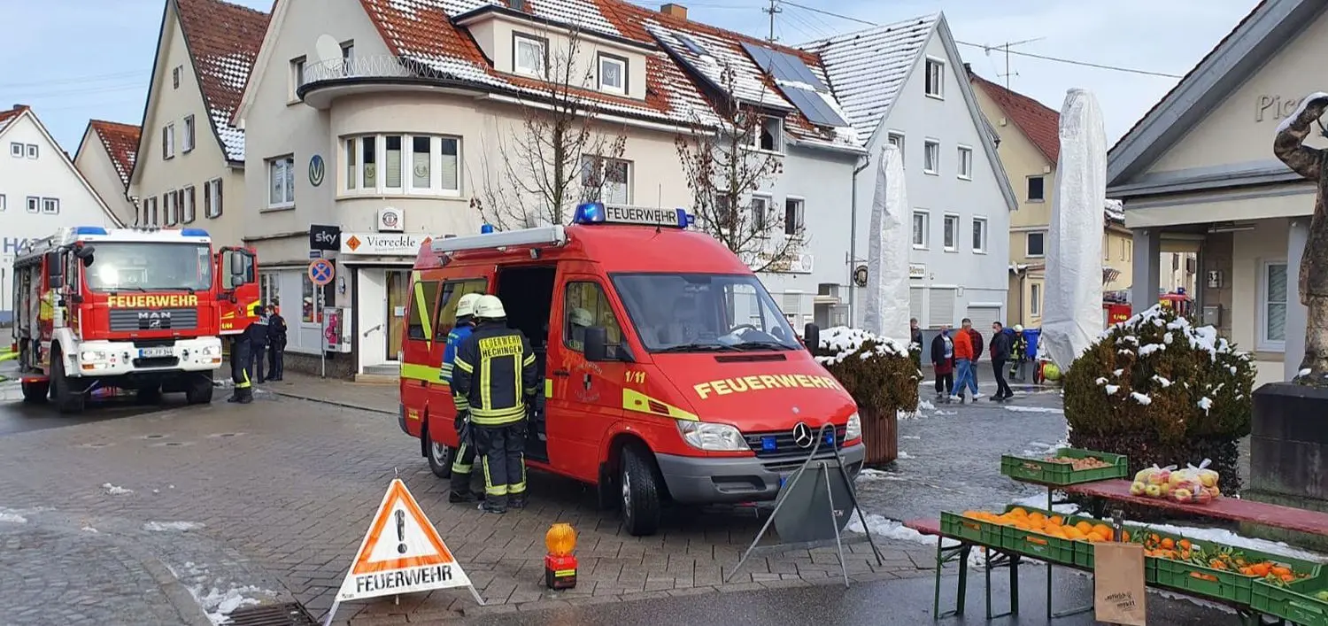 Samstagmittag zur Marktzeit in der Unterstadt: Großeinsatz der Hechinger Feuerwehr.