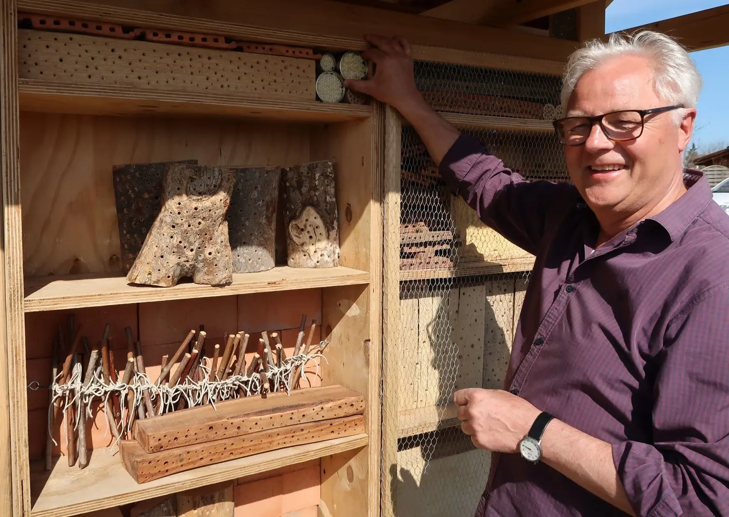 Norbert Klan zeigt das von der BUND-Gruppe Blaubeuren am Ortsrand von Sonderbuch aufgebaute Wildbienen-Haus. Die BUND-Ortsgruppe gibt kostenlos Tipps für die Einrichtung von privaten Wildbienenhäusern.⇥  Norbert Klan zeigt das von der BUND-Gruppe Blaubeuren am Ortsrand von Sonderbuch aufgebaute Wildbienen-Haus. Die BUND-Ortsgruppe gibt .⇥