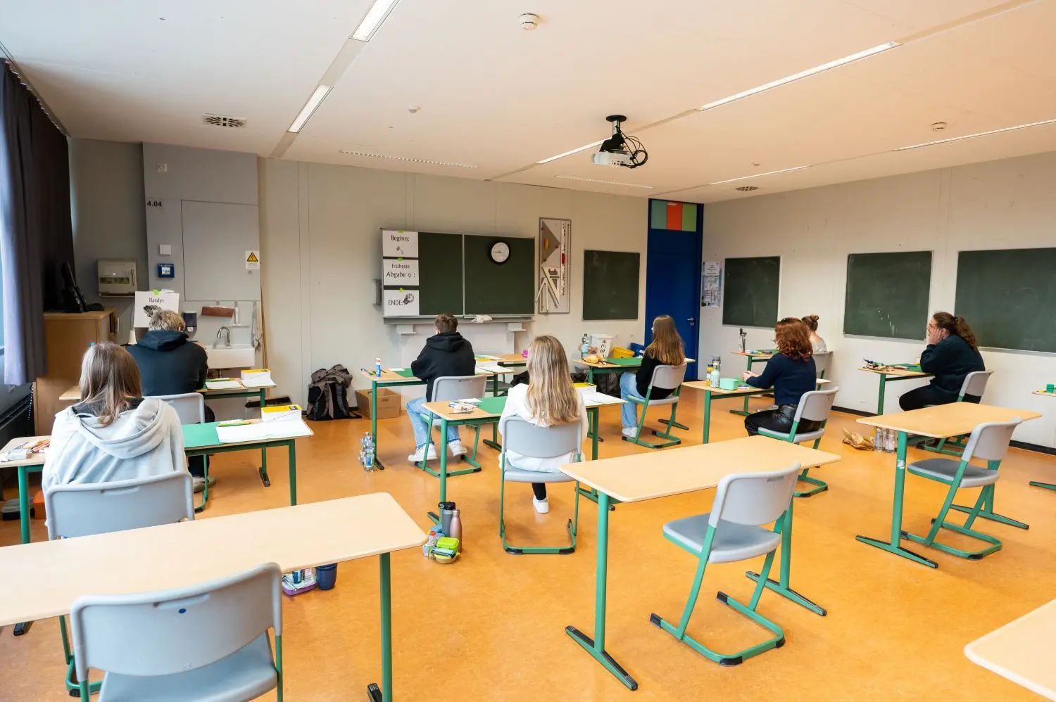 Gehalt Lehrer Wie viel verdient ein Lehrer am Gymnasium? Der große GehaltsCheck swp.de