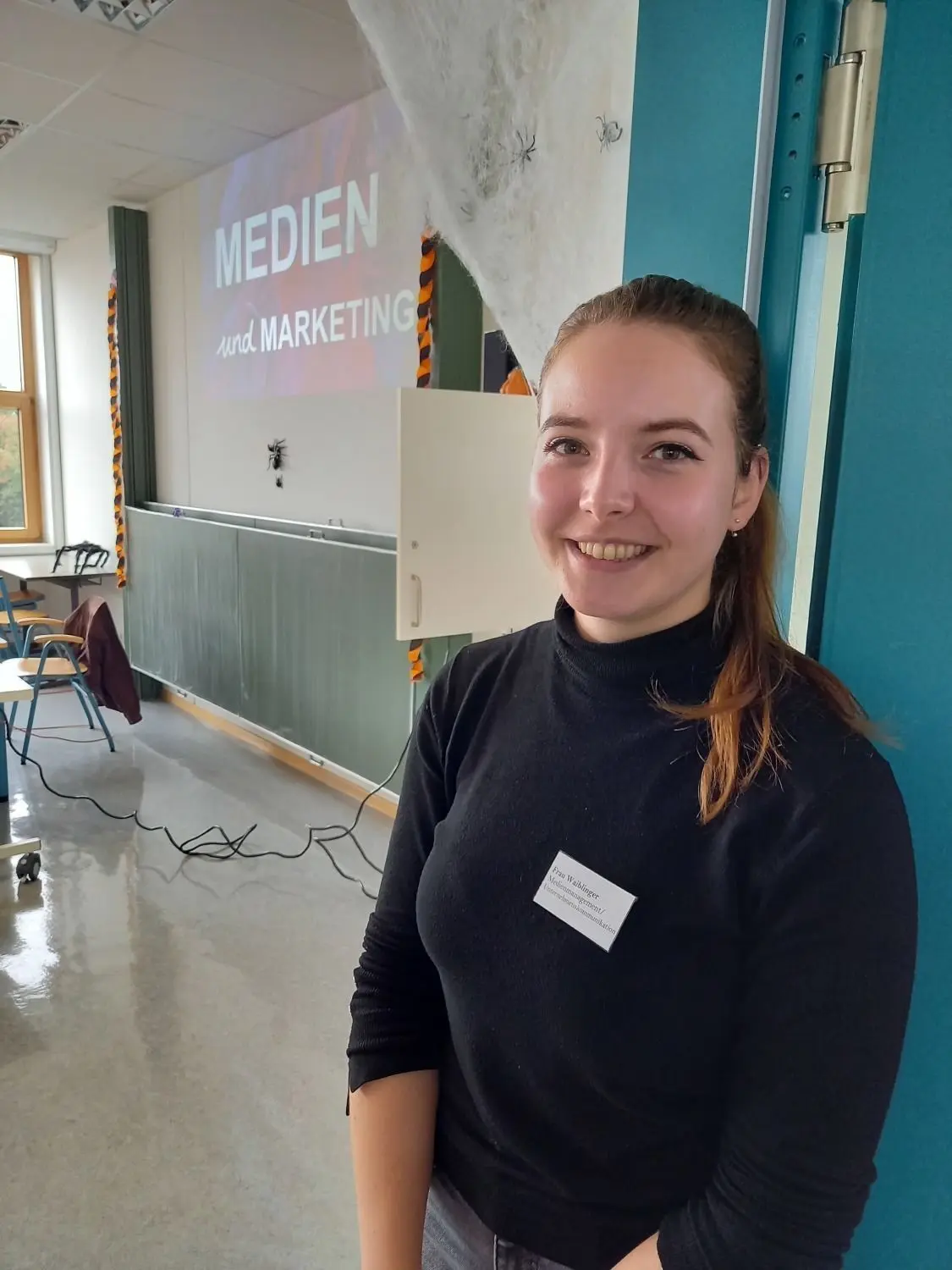 Studentin Marie Waiblinger informierte über Medienmanagement und  Marketing.