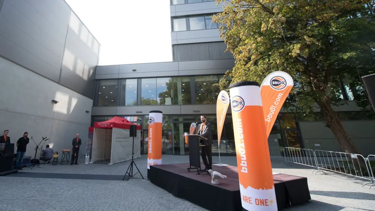 Im September 2020 war die Eröffnung, nun wird auch die Gastronomie im Orange Campus in Neu-Ulm belebt.
Neu-Ulm, Eröffnung Orange Campus