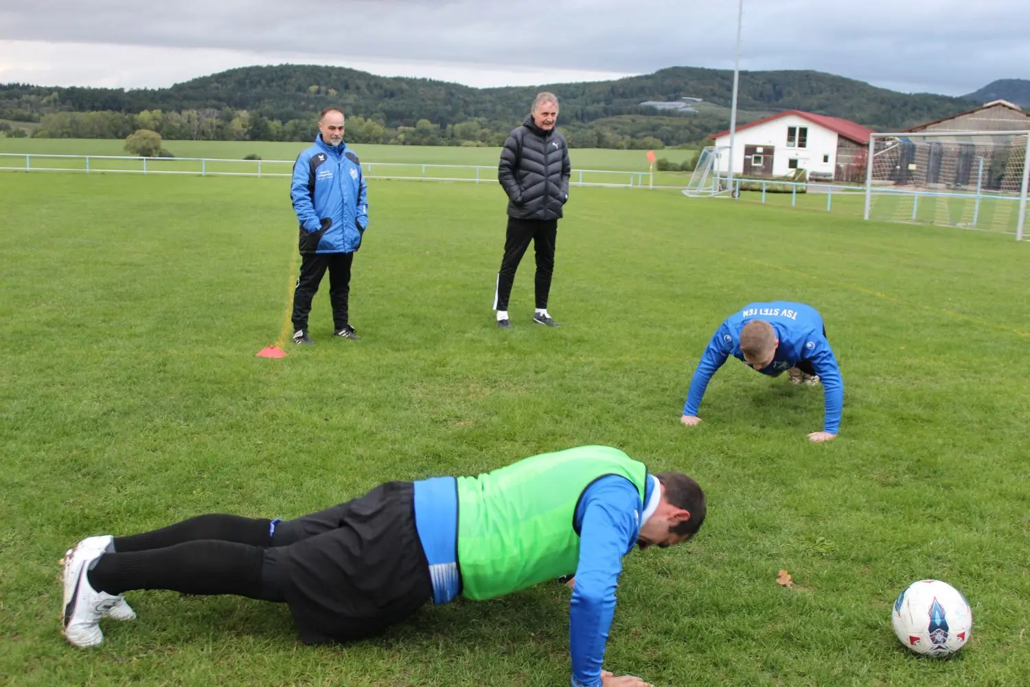 Als harter Hund oder als „autoritärer Kumpel“, wie Egon Flad es nennt, war Peter Neururer schon in der Bundesliga bekannt. Klar, dass es auch in Stetten nicht ohne Liegestützen abging.