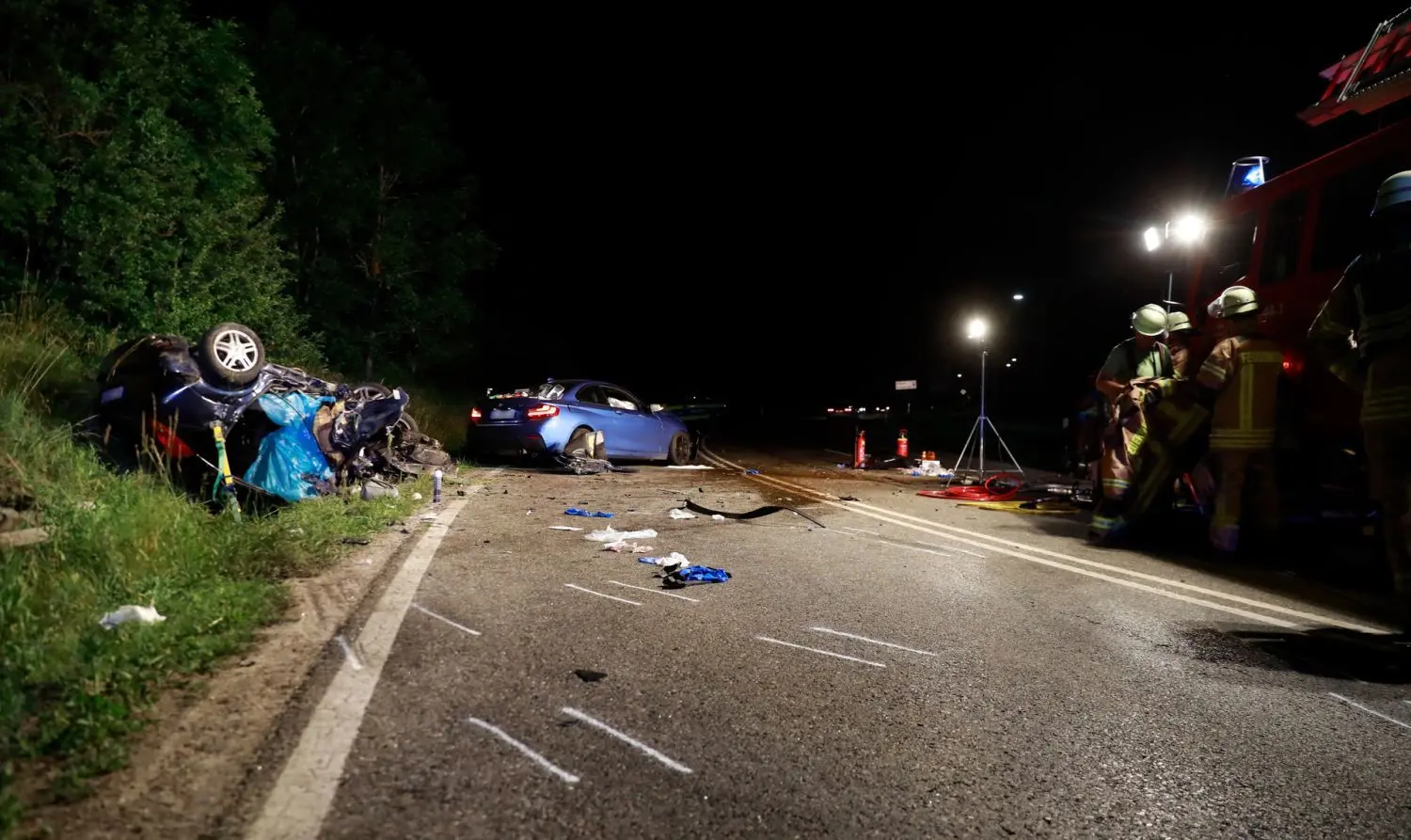 Rettungskräfte auf der Straße zwischen Villingen und Schwenningen, wo zwei Autos in der Nacht zum Sonntag frontal ineinander krachten.