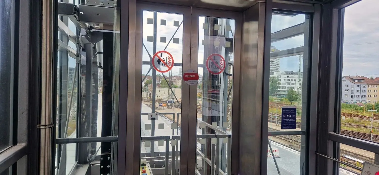 Der Aufzug an den Gleisen 2 und 3 am Ulmer Hauptbahnhof ist defekt. Am 24. August 2023 war er ausgefallen - mit acht Insassen, die die Feuerwehr verständigten.