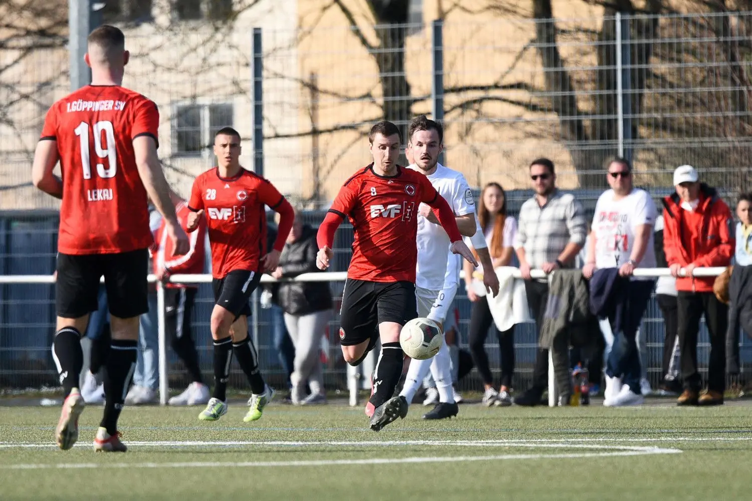 Der in die Abwehrkette gerückte Chris Loser vom Göppinger Sportverein treibt beim Auswärtsspiel bei der Sport-Union Neckarsulm das Leder vor sich her, die Teamkollegen Gentian Lekaj und Filip Milisic beobachten die Szene.⇥