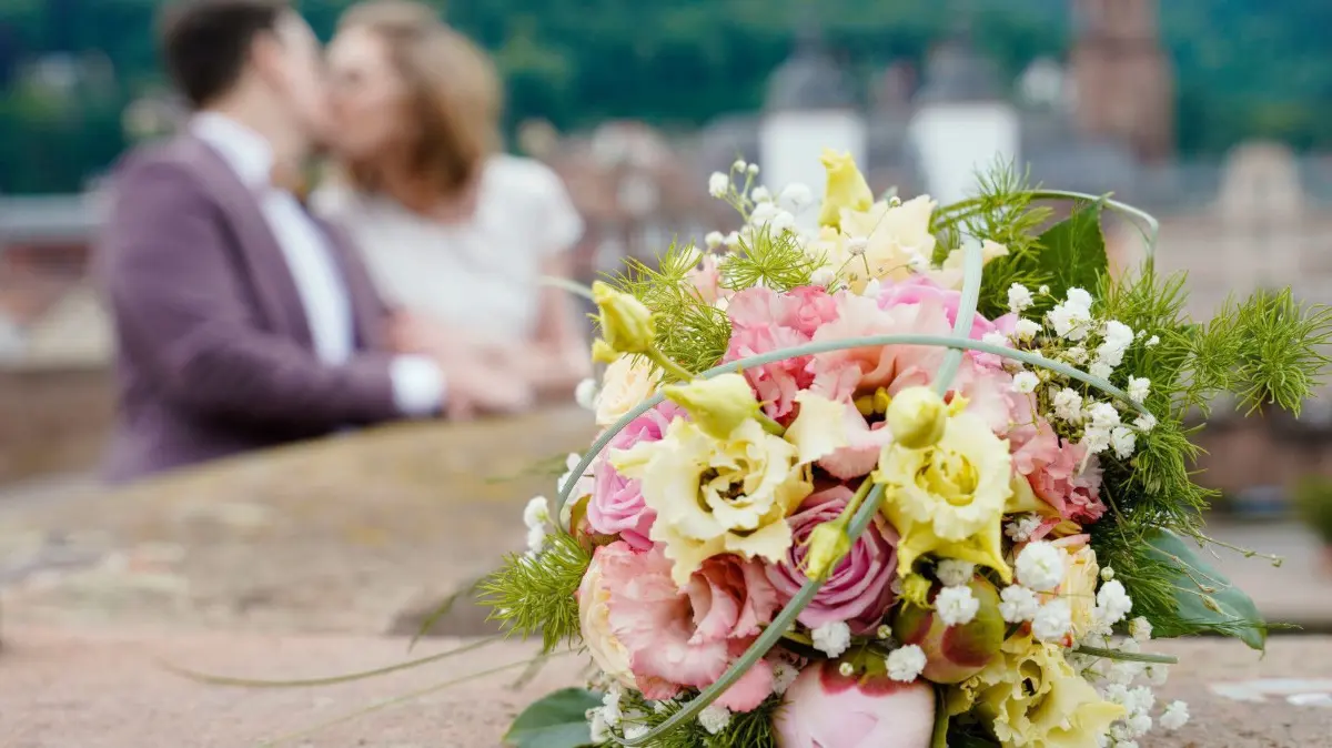 Der Andrang auf die Schnapszahldaten im Februar ist im Standesamt Oranienburg groß. Am 22.2.2022 wird durchgehend geheiratet.
ARCHIV - 22.05.2020, Baden-Württemberg, Heidelberg: Ein frisch vermähltes Brautpaar küsst sich auf der Alten Brücke hinter ihrem Blumenstrauß und den beiden Eheringen, die auf dem Brückengeländer liegen. (zu dpa «Run auf Schnapszahl-Trauungen im Februar - Corona bremst») Foto: Uwe Anspach/dpa +++ dpa-Bildfunk +++