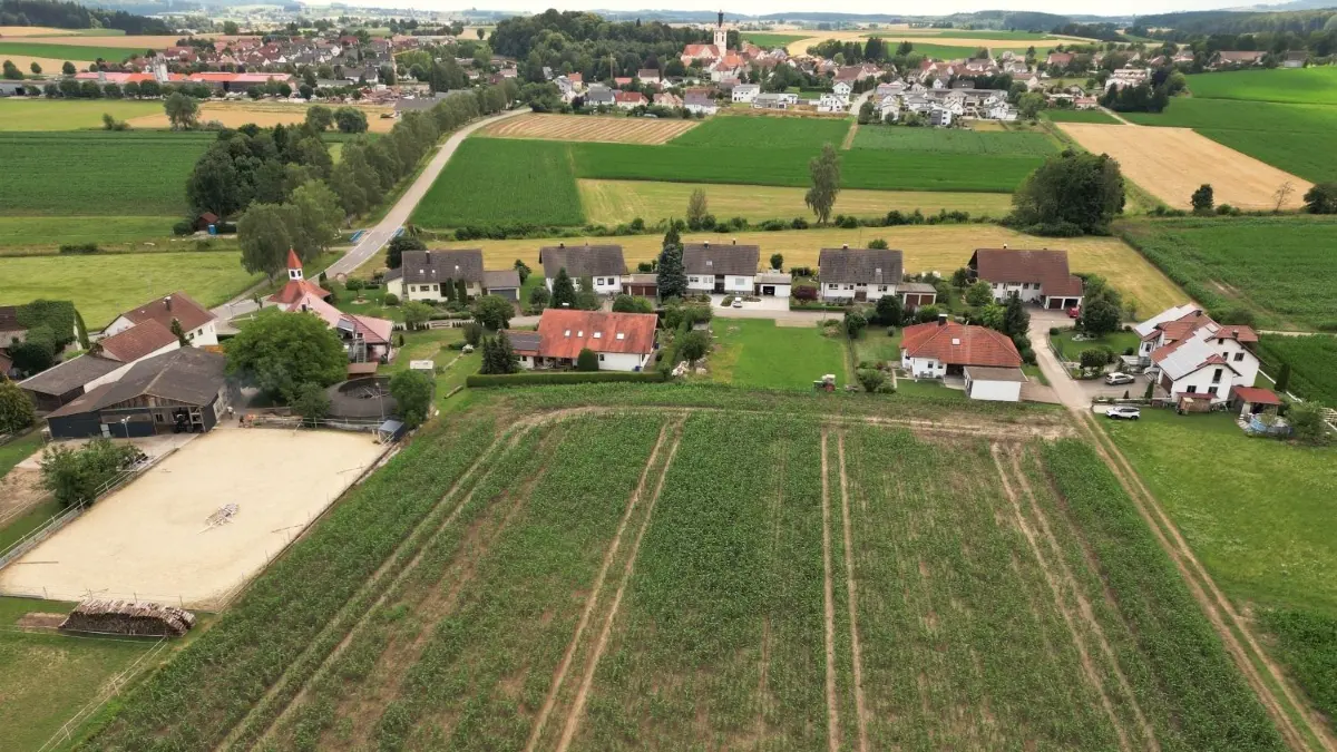 Auf der Ackerfläche unten sollen schon bald Wohnhäuser entstehen. Bei der Gestaltung des Baugebiets „Bruckäcker“ geht die Gemeinde neue Wege.