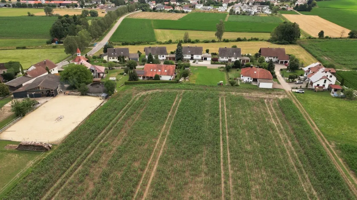 Auf der Ackerfläche unten sollen schon bald Wohnhäuser entstehen. Bei der Gestaltung des Baugebiets „Bruckäcker“ geht die Gemeinde neue Wege.
