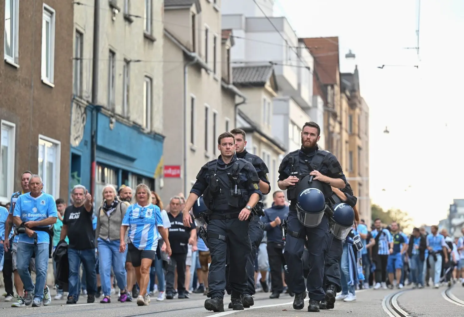 Unterwegs auf der Olgastraße in Ulm: Die Polizei begleitet den Fanmarsch der Anhänger von Fußball-Drittligist TSV 1860 München.⇥