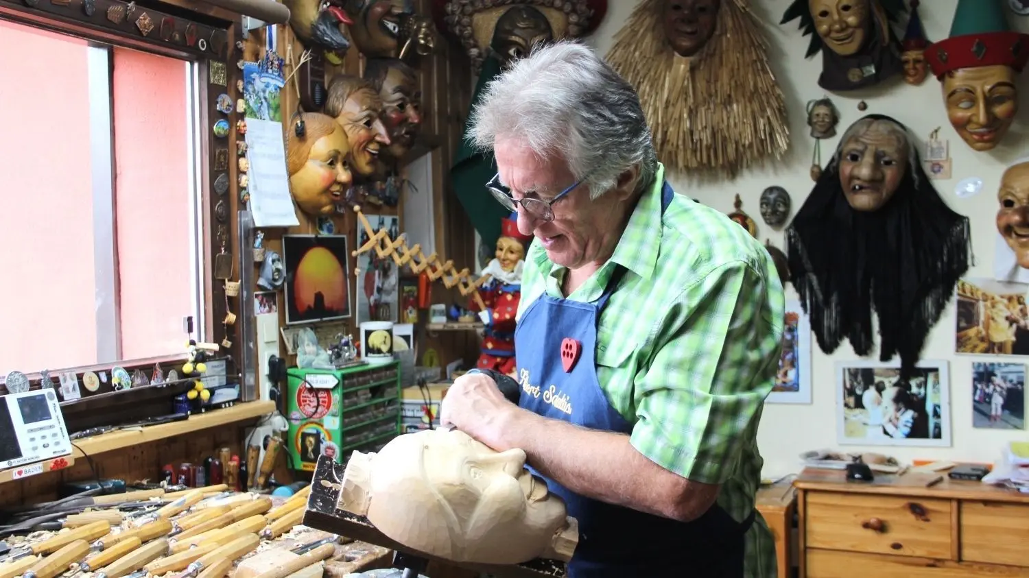 Die HZ besuchte den Holzschnitzer Hubert Schultis in seiner Werkstatt in Haslach im Kinzigtal.⇥