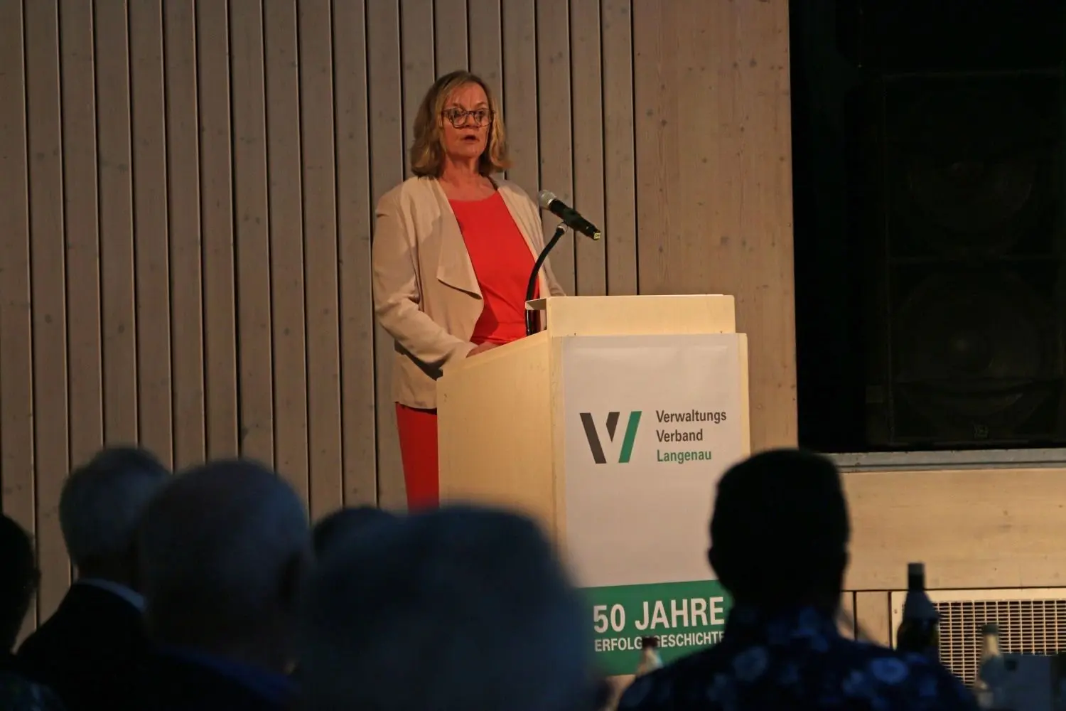 Die Verbandsvorsitzende Renate Bobsin führt durch den Abend.⇥