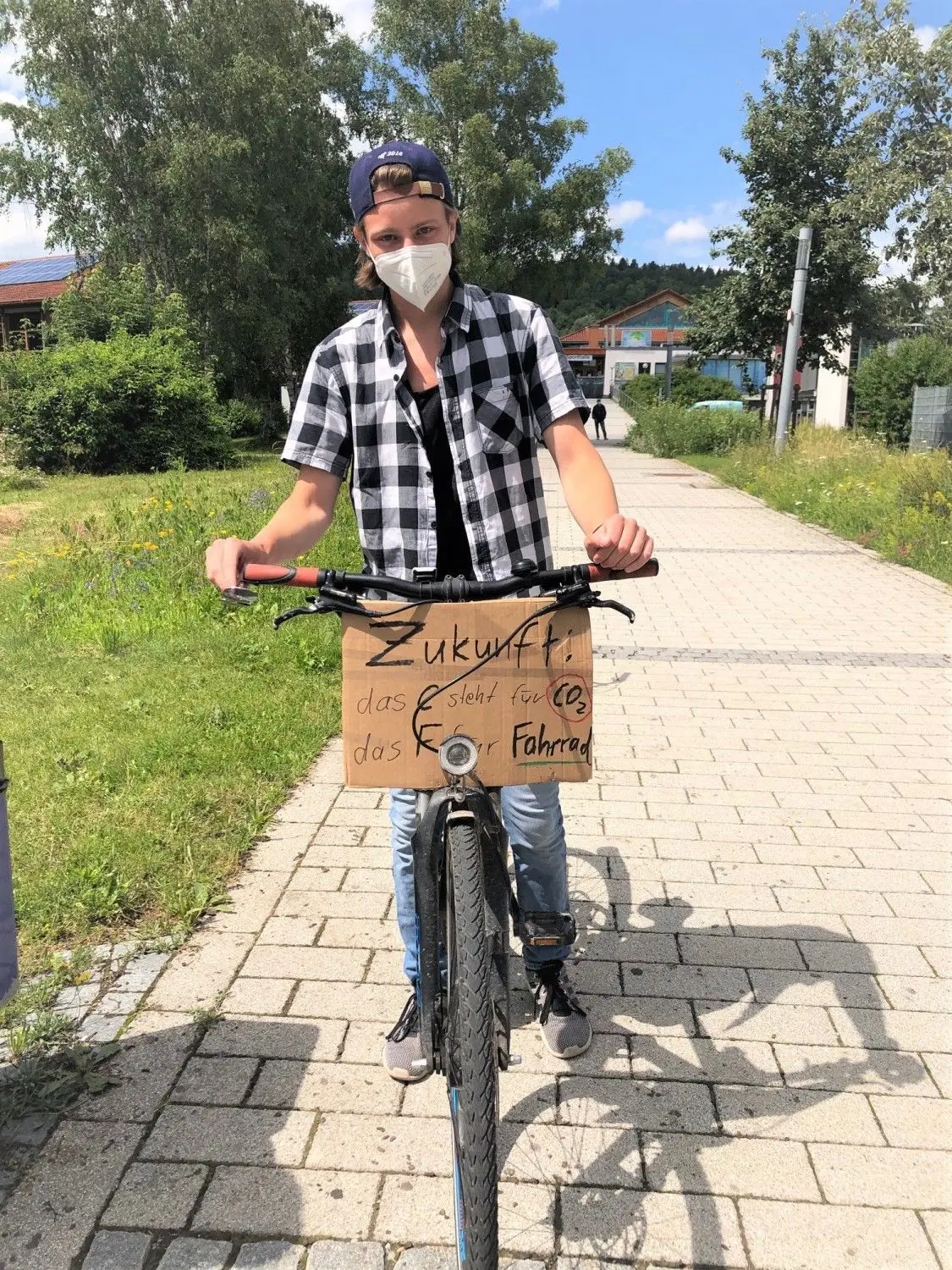 Medizinstudent Benjamin Straßburg ist bei der Raddemo in Blaustein, um sich für zukunftsweisende Mobilitätskonzepte einzusetzen.