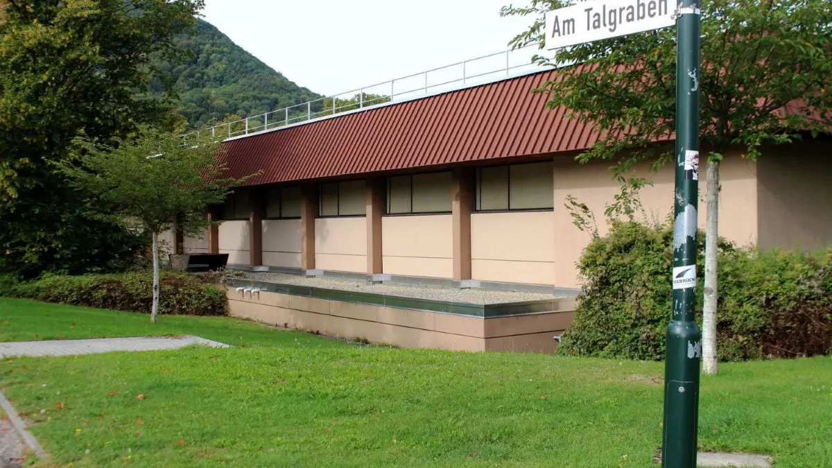 Sparen wird Dettingen unter anderem an Ausgaben für die Gebäudeunterhaltung, hier die Neuwiesenhalle.⇥
Neuwiesenhalle Dettingen.jpg