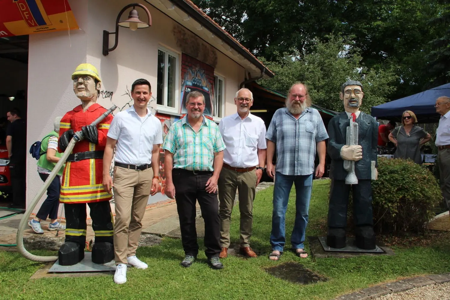 Bei der Übergabe der Skulpturen (v. l.): Bürgermeister Waizenegger, Künstler Werni, Ortsvorsteher Buckenmaier und Festberater Flegr.
