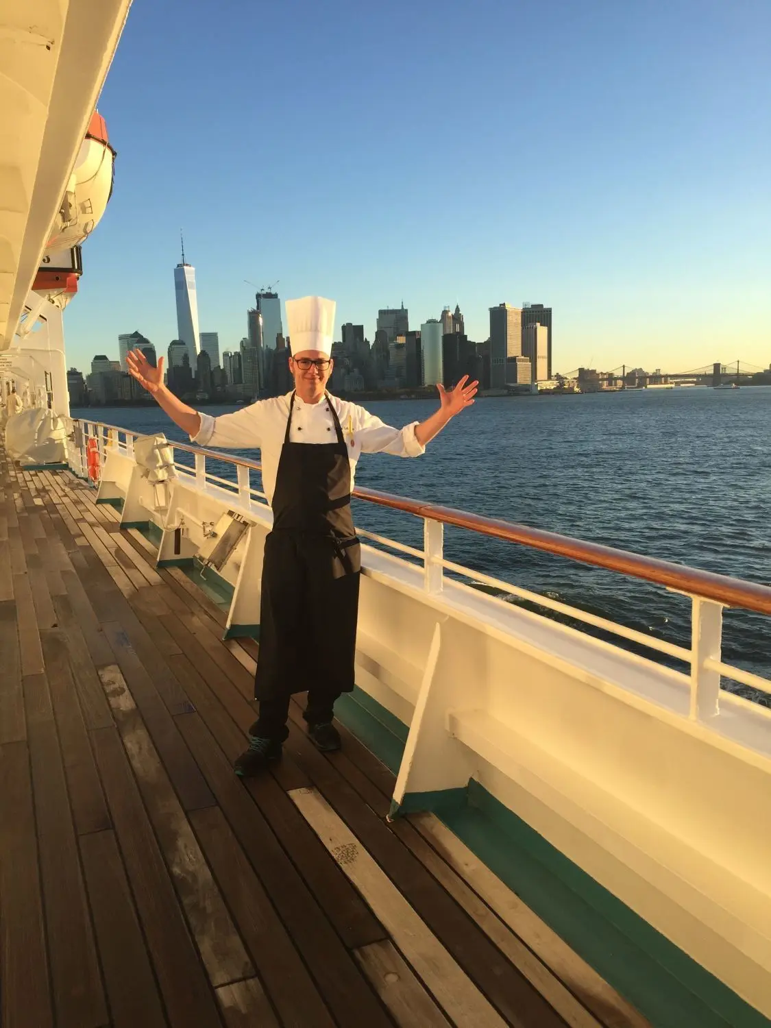 Philipp Schonder vor den Wolkenkratzern New Yorks  