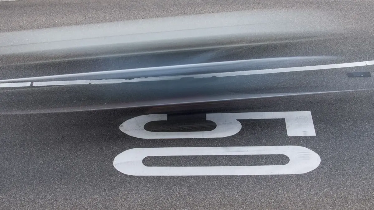 Symbolbild.
dpatopbilder - Ein Auto fährt am 25.08.2017 in Stuttgart (Baden-Württemberg) über einem Hinweis auf Tempo 50. Seit 60 Jahren gibt es das Tempo 50 in Ortschaften. (zu dpa "Dem Teufel der Raserei verfallen» - sechs Jahrzehnte Tempo 50" vom 25.08.2017) Foto: Sebastian Gollnow/dpa +++(c) dpa - Bildfunk+++