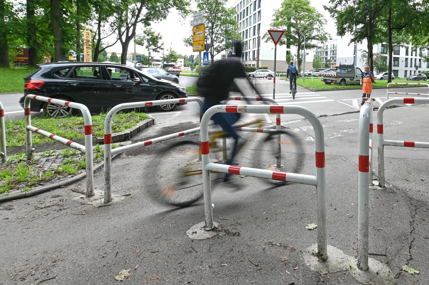 Gewollt eng geht es zu am Allgäuer Ring für Radfahrer. Doch nun gibt es Ideen, wie sich die Situation entschärfen ließe.