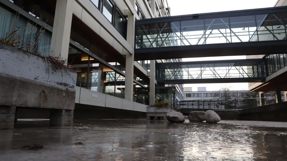 Die Fraktionen waren sich in vielen Punkten einig – doch nicht in allen. Für frostige Stimmung sorgte erneut die Frage, ob ein gläserner Anbau in der Oberamteistraße sinnvoll ist. Für die FDP-Fraktion sind die Vorschläge der Verwaltung nicht kreativ genug.⇥
Rathaus Reutlingen Haushalt 2023
