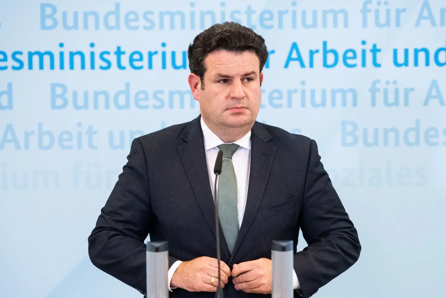 Bundesarbeitsminister Hubertus Heil (SPD) sieht die angepeilte Mindestlohn-Erhöhung als gute Nachricht für rund zwei Millionen Arbeitnehmer.
