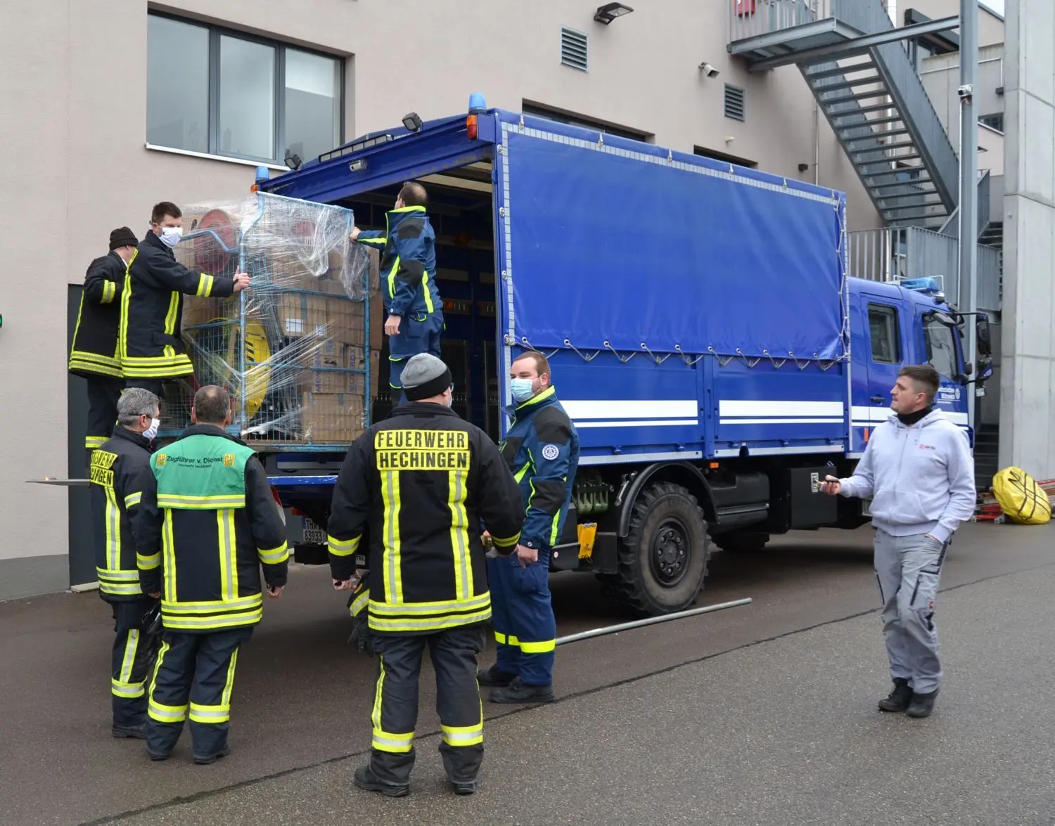 Hinein damit in den THW-Laster: Die Feuerwehr Hechingen und das Technische Hilfswerk starteten am Freitag mit zwei Lastwangen zum Sammelzentrum in Bad Krozingen.⇥