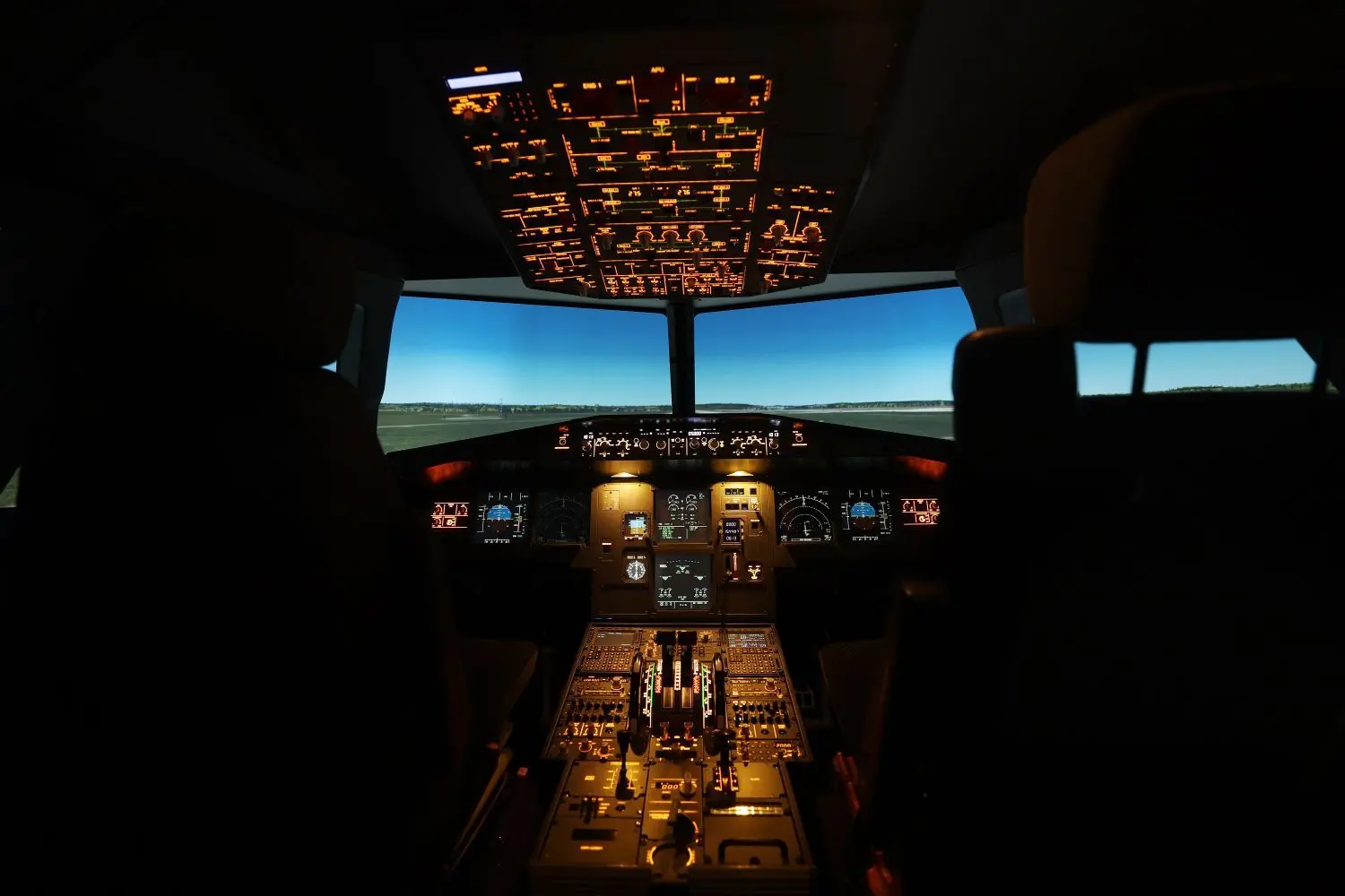 Wer mal selbst einen Airbus fliegen möchte, kann im Simulator Fliegerluft schnuppern.