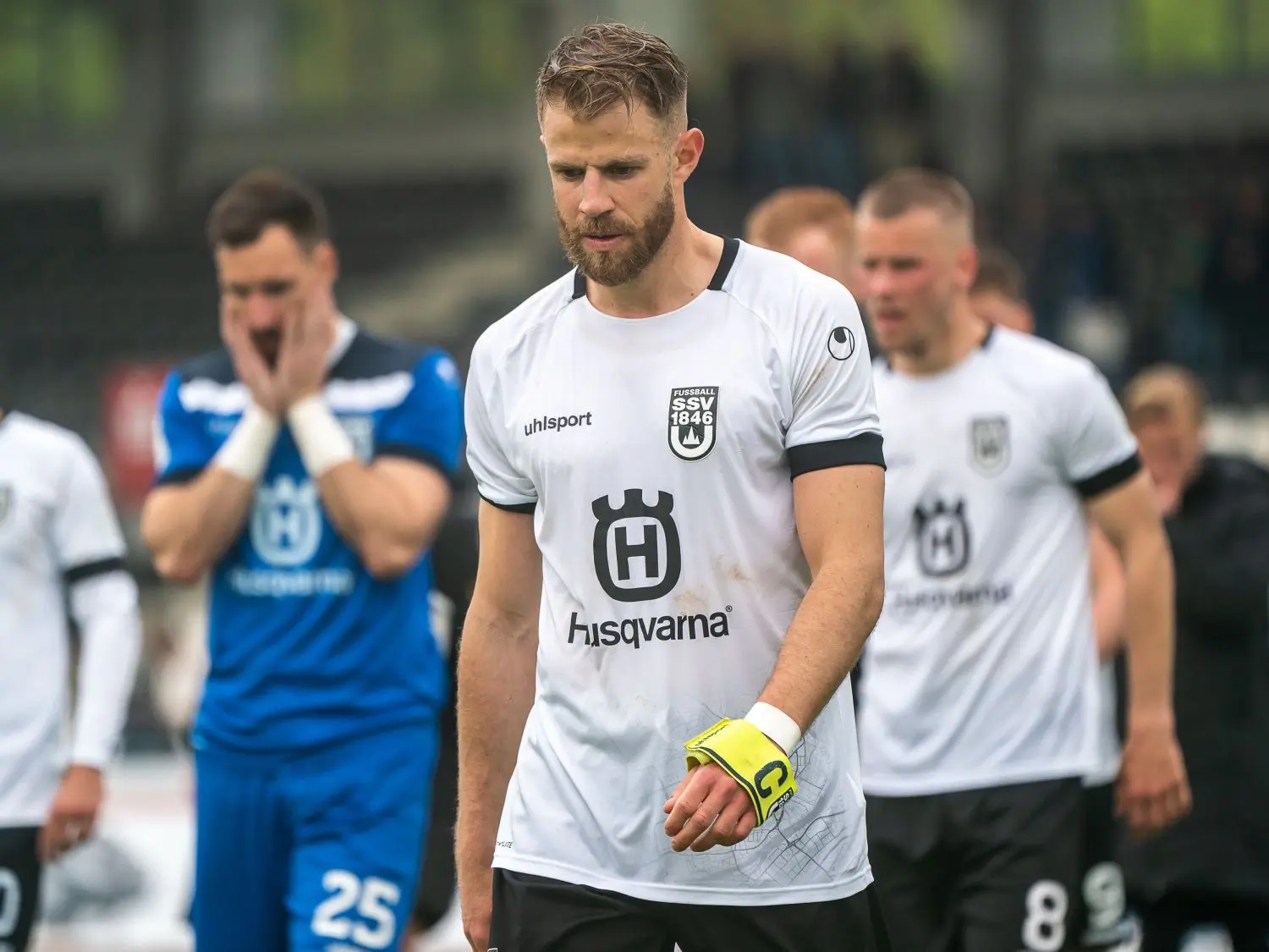 Mit hängenden Köpfen verließen Johannes Reichert sowie (im Hintergrund) Niclas Heimann und Adrian Beck den Rasen.