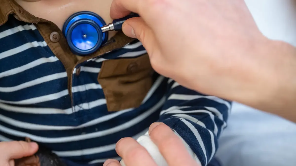 Kleine Patienten ohne Ende: Angesichts der Welle an Atemwegserkrankungen sind Kinderarztpraxen übervoll.
ARCHIV - 12.02.2021, Baden-Württemberg, Stuttgart: Ein Arzt untersucht ein Kind mit einem Stethoskop. Auffallend viele Kinder machen seit einigen Wochen Atemwegsinfekte durch, die eigentlich erst in den Wintermonaten zu erwarten sind. Betroffen seien vor allem unter Sechsjährige. (zu dpa "Infekt-Saison im Sommer wegen Corona - Kinderärzte sind alarmiert") Foto: Sebastian Gollnow/dpa +++ dpa-Bildfunk +++