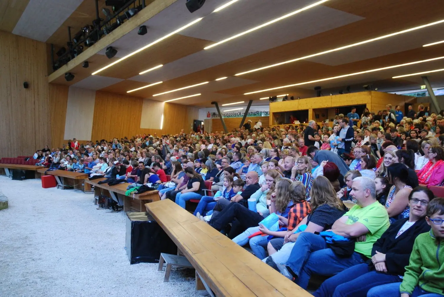 Die Tribüne im Naturtheater Reutlingen war zur Premiere des Kinderstücks gut besucht.