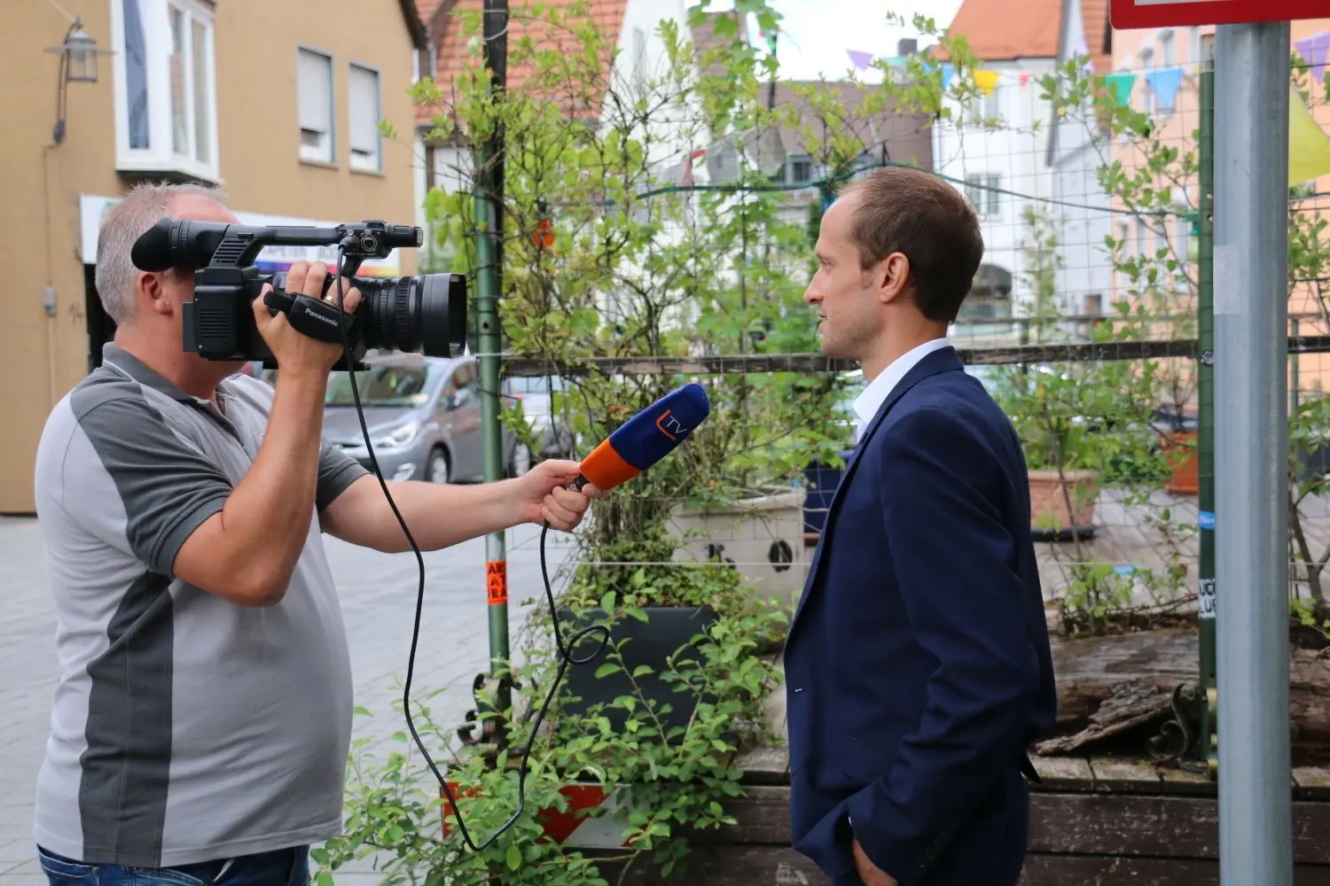 Auch der Regionalsender LTV interessiert sich für das neue Parkbezahlsystem und befragt OB Dr. Christoph Grimmer zur Umsetzung.